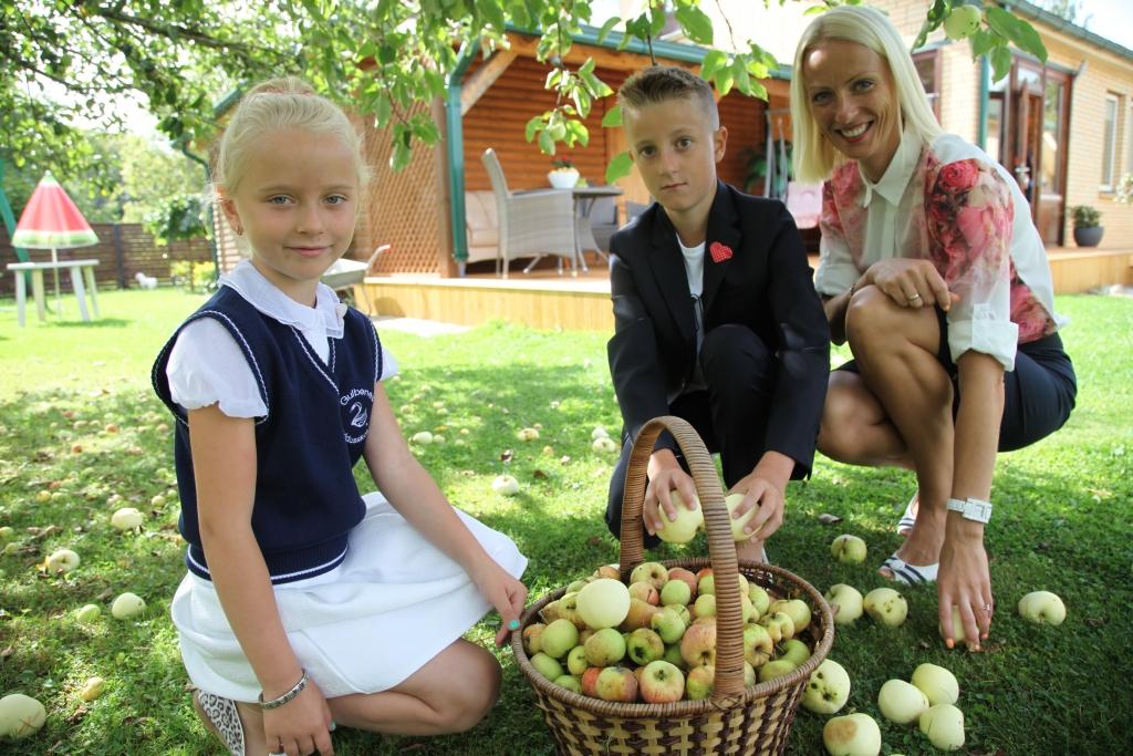 Sandra Ļisicina atzīst, ka viņu ģimenē 1.septembris vienmēr ir svētki un tas tiek gaidīts ar īpašām sajūtām. Dēls Rainers šogad mācīsies 5.klasē, bet mazā Džūlija uzsāks mācības 1.klasē. 	
Autors: Gatis Bogdanovs