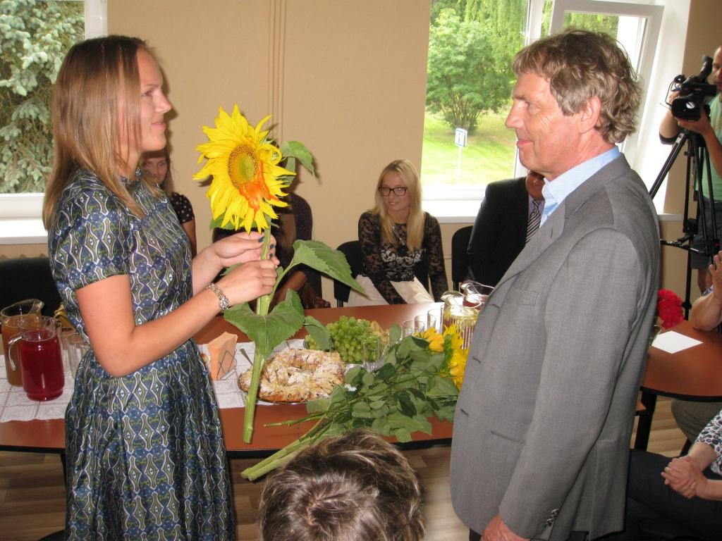 Paldies Frīdhelmam Flūgam ar saulespuķes ziedu saka Gulbenes novada valsts ģimnāzijas absolvente Karīna Silauniece, kura Rīgas Tehniskajā universitātē studēs Enerģētikas un elektrotehnikas fakultātē. 
Autors: Diāna Odumiņa