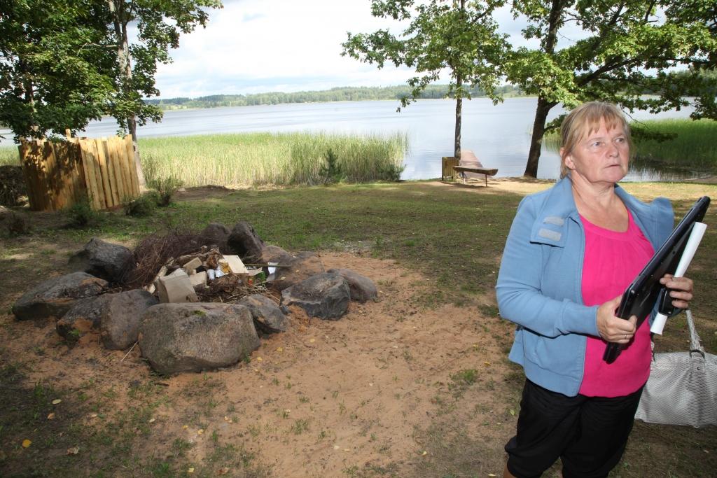 Stāmerienas pamatskolas skolotāja Sarmīte Nikandrova ir gandarīta par skolai piederošā Stāmerienas ezera krastmalas sakārtošanu, kur nevienam nav liegts peldēties. “Ir  ierīkota laipa, jauna ģērbtuve, izpļautas niedres, bet tāpat darba pietiks arī nākamajam gadam. Esam pateicīgi visiem, kuri mums palīdzēja - gan skolēniem un jauniešiem, gan arī pieaugušajiem,” saka S.Nikandrova. 	
Autors: Gatis Bogdanovs