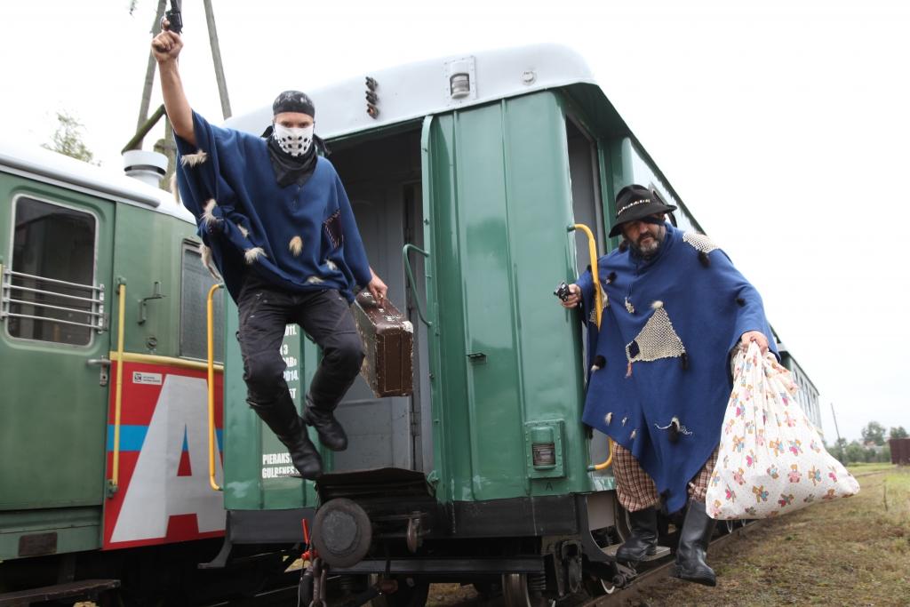 Rīt Gulbenes-Alūksnes bānītis svinēs tradicionālos Bānīša svētkus “Ferdinands svelpj bānīša 112.jubilejā!”. Prognozes liecina, ka Bānīša svētku apmeklētāju arī šogad būs daudz, jo biļetes izpirktas jau krietni pirms svētkiem. Tajos aktīvi iesaistās arī bānīša darbinieki – pasažieru pārvadājumu daļas vadītājs Raitis Melders un apdares darbu meistars Ilgonis Mincāns (no labās). Kad ciemos ierodas tuvi un tāli viesi, viņi pārtop par pirātiem un laupītājiem.  “Mēdzam jokot, ka bānītim ir pašiem savs Tautas teātris, bet mēs – tā galvenie aktieri. Ja kāds tam netic, tad sakām, lai paskatās uzņēmumu reģistrā. Un cilvēki notic. Jau astoņus gadus izklaidējam publiku,” saka Ilgonis un Raitis. Ilgonis piebilst, ka ar dzelzceļu esot saistīts kopš pagājušā gadsimta. Konkrēti ar bānīti – kopš 2002.gada. “Mans tēvs visu mūžu strādāja uz dzelzceļa, vai tad varēju rīkoties citādāk?  Bijušais SIA “Gulbenes- Alūksnes bānītis” priekšnieks Osvalds Lucāns izdomāja, ka nepietiek tikai ar pasažieru vizināšanu. Esot jātaisa joki,” stāsta Ilgonis. 	
Autors: Gatis Bogdanovs   