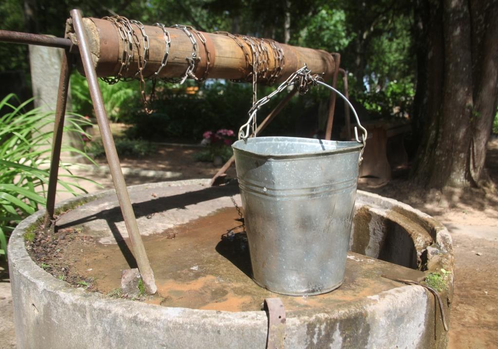 Laukos vairs tikai dzeramais ūdens, kas smelts no personīgajām akām, būs par brīvu. No ūdensvada tecinātais nākamgad maksās dārgāk nekā līdz šim. 	
Autors: no “Dzirksteles” arhīva