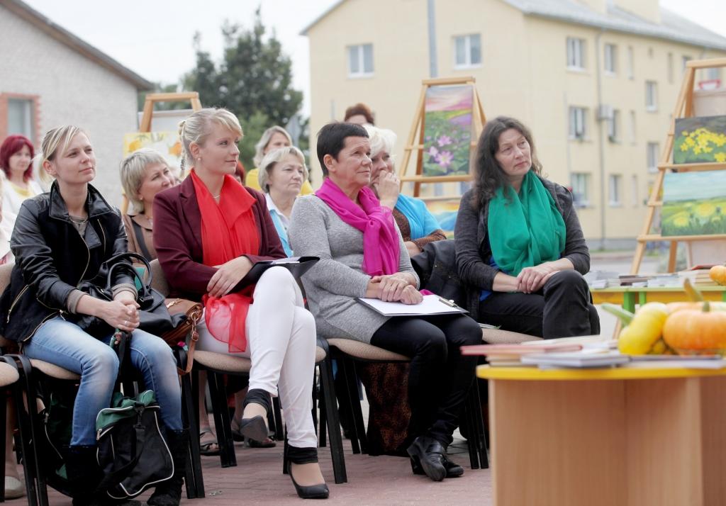 Dzeja rosina dažādām pārdomām ne tikai tās klausītājus, bet arī pašus tās radītājus. Dzejā ieklausās (no labās)  Evita Lūse, Inese Tirzīte un Agnese Līcīte.
Autors: Gatis Bogdanovs