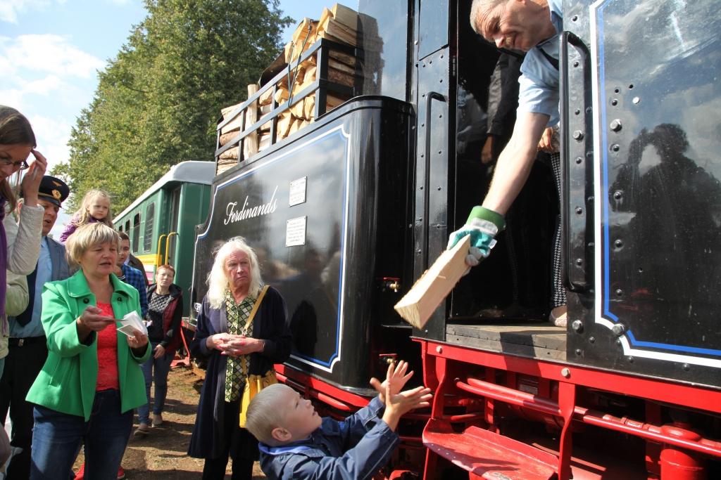 Lai gan laika apstākļu vērotāji pagājušajā sestdienā paredzēja lietu, tāpēc Bānīša svētkos Stāmerienas stacijā šoreiz pat nācās iztikt bez visu iecienītā umurkumura, svētku apmeklētāju,  netrūka. Visos bānīša reisos no Gulbenes uz Alūksni un atpakaļ vagoni bija tik pārpildīti. Kopumā “Ferdinands” svētkos pārvadāja 800 pasažieru, kas ir lielākais skaits salīdzinājumā ar iepriekšējo gadu Bānīša svētkiem. Stāmerienas stacijā “Ferdinands” ne tikai uzpildīja ūdeni, bet tika barots ar 70 centimetrus garām malkas pagalēm, ko bija sarūpējuši galvenokārt bērni. Mazajiem svētku apmeklētājiem tas bija liels un atbildīgs notikums.		
Autors: Gatis Bogdanovs