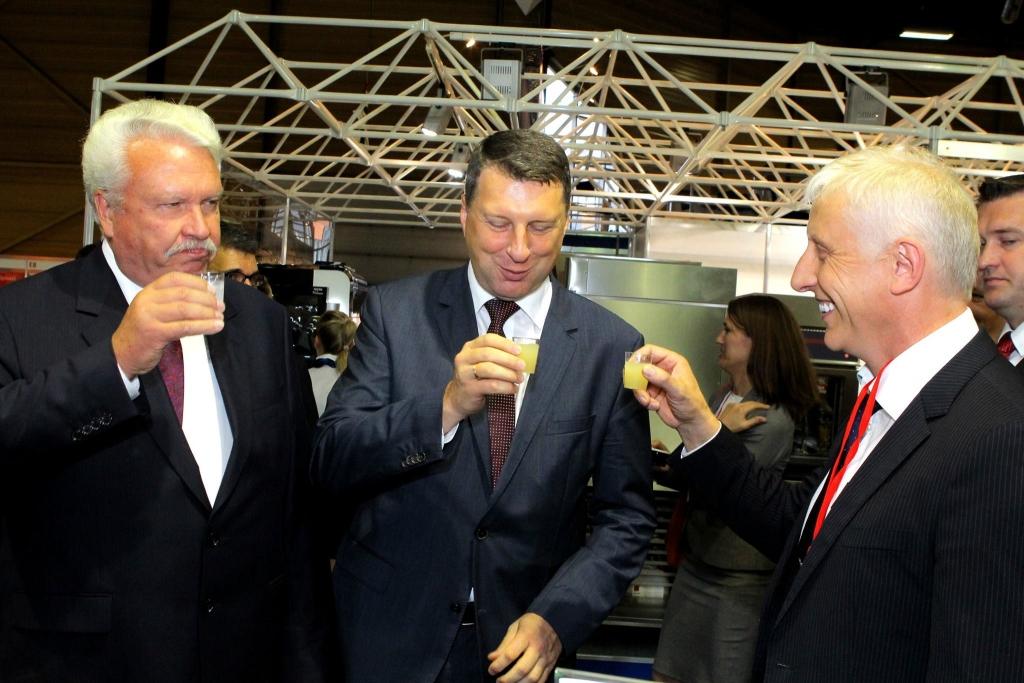 Starptautiskajā pārtikas izstādē “ Rīga Food 2015” SIA “Dimdiņi” stendā piedāvāto skābo kāpostu sulu labprāt nobaudīja arī zemkopības ministrs Jānis Dūklavs (no kreisās), Valsts prezidents Raimonds Vējonis un SIA “Dimdiņi” īpašnieks Normunds Audzišs. Nu tad vispirms jāierauj! 	
Autors: no “Dimdiņu” arhīva 