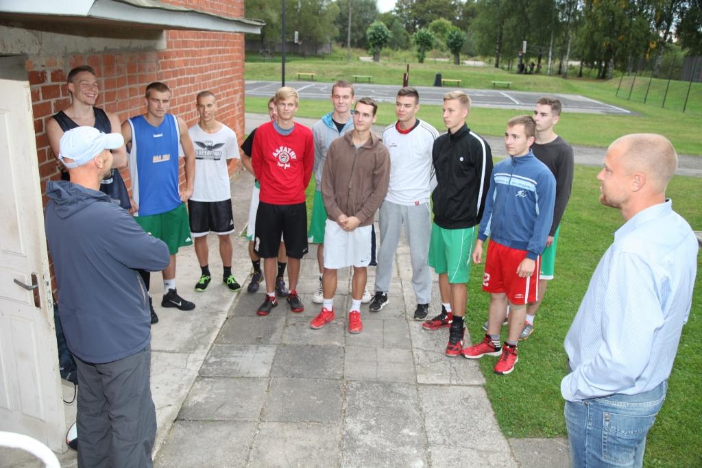 Basketbolisti kopā ar saviem treneriem Artūru Brūniņu un Ingolfu Lūsi vasarā aizvadījuši cītīgus treniņus. 	
Autors: Gatis Bogdanovs