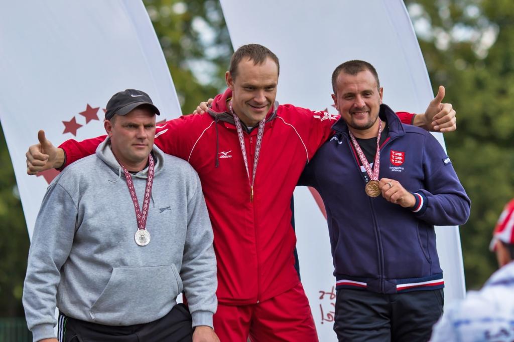 Jaungulbenietis, spēkavīrs Jānis Pāvuliņš (no kreisās) Latvijas 1.vieglatlētikas čempionātā veterāniem izcīnīja divas zelta medaļas lodes grūšanā un šķēpa mešanā, kā arī otro vietu diska mešanā.  
Autors: Lāsma Irša