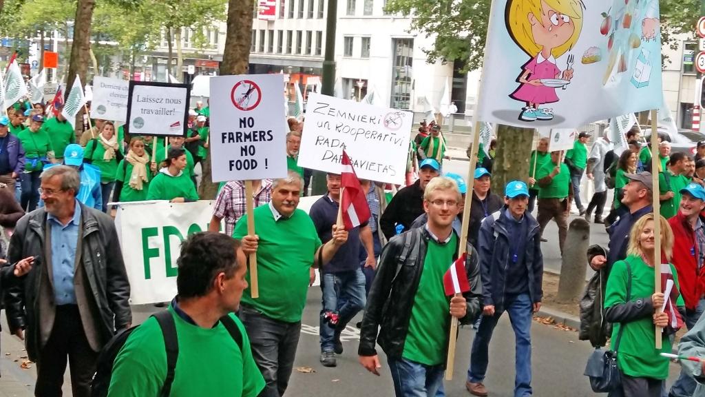 “Ja 500 miljonus dalīs proporcionāli, tad Latvija saņems minimālu summu, salīdzinot ar to, kas ir nepieciešama, lai stabilizētu piena lopkopību un dārzeņu audzēšanas nozares. Tas nozīmē, ka notikusī protesta akcija nav visu atrisinājusi, tāpēc ar to vēl nekas nebeigsies,” uzskata  zemnieku saimniecības  “Lācīši” pārstāvis Gints Gžibovskis ( vidū ar transparentu). 
Autors:  no personiskā arhīva