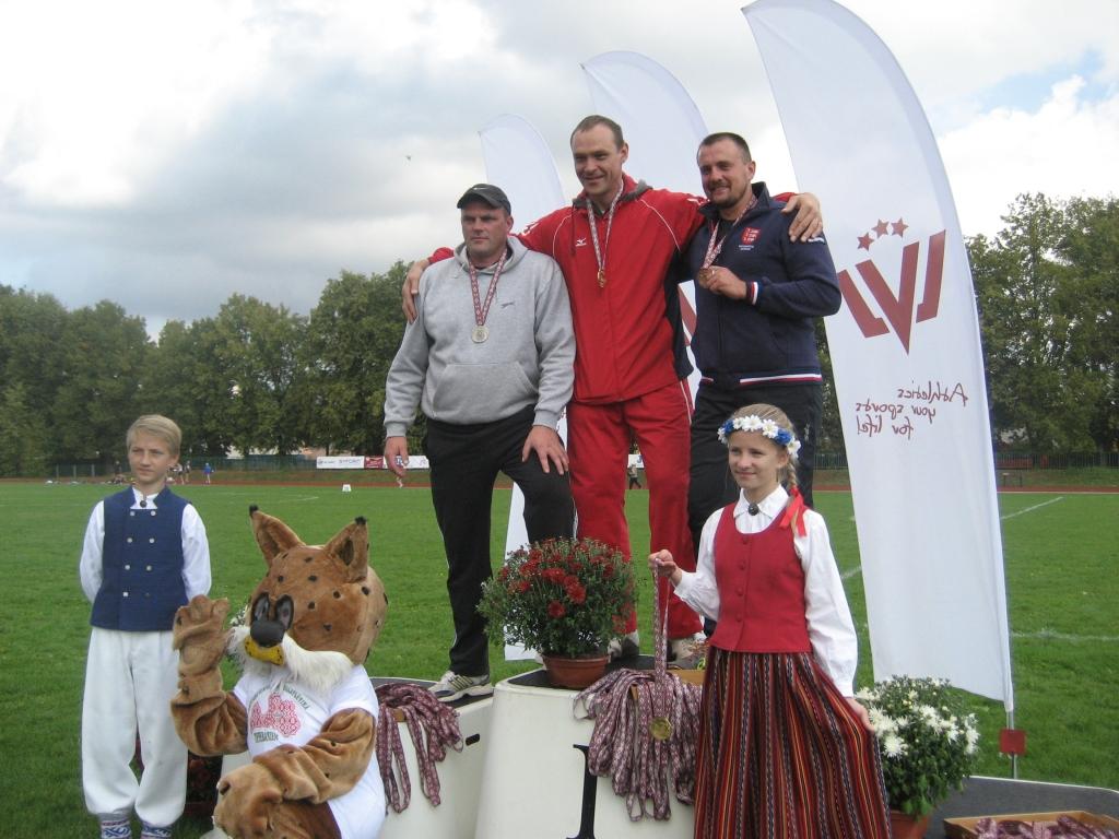 Jaungulbenietis, spēkavīrs Jānis Pāvuliņš (no kreisās) Latvijas 1.vieglatlētikas čempionātā veterāniem izcīnīja divas zelta medaļas lodes grūšanā un šķēpa mešanā, kā arī otro vietu diska mešanā.  
Autors: Lāsma Irša