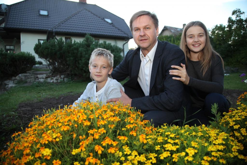 Vairākus gadus septembra otrajā svētdienā Latvijā tiek atzīmēta Tēva diena. Šogad tā iekrīt 13.septembrī. Tēva dienā apsveikumus no saviem bērniem noteikti saņems arī deputāts un uzņēmējs Normunds Mazūrs no Gulbenes. Viņš atzīst, ka trīs bērni ir viņa galvenā bagātība. “Es vienmēr ar baltu skaudību esmu noraudzījies uz cilvēkiem, kas ir izaudzinājuši bērnus, kuri ir aizgājuši tālāk dzīvē, dara labas lietas un ar lepnumu nes savas ģimenes uzvārdu. Tas ir fantastiski! Es ceru, ka arī es varēšu lepoties ar saviem bērniem!” 	
Autors: Gatis Bogdanovs