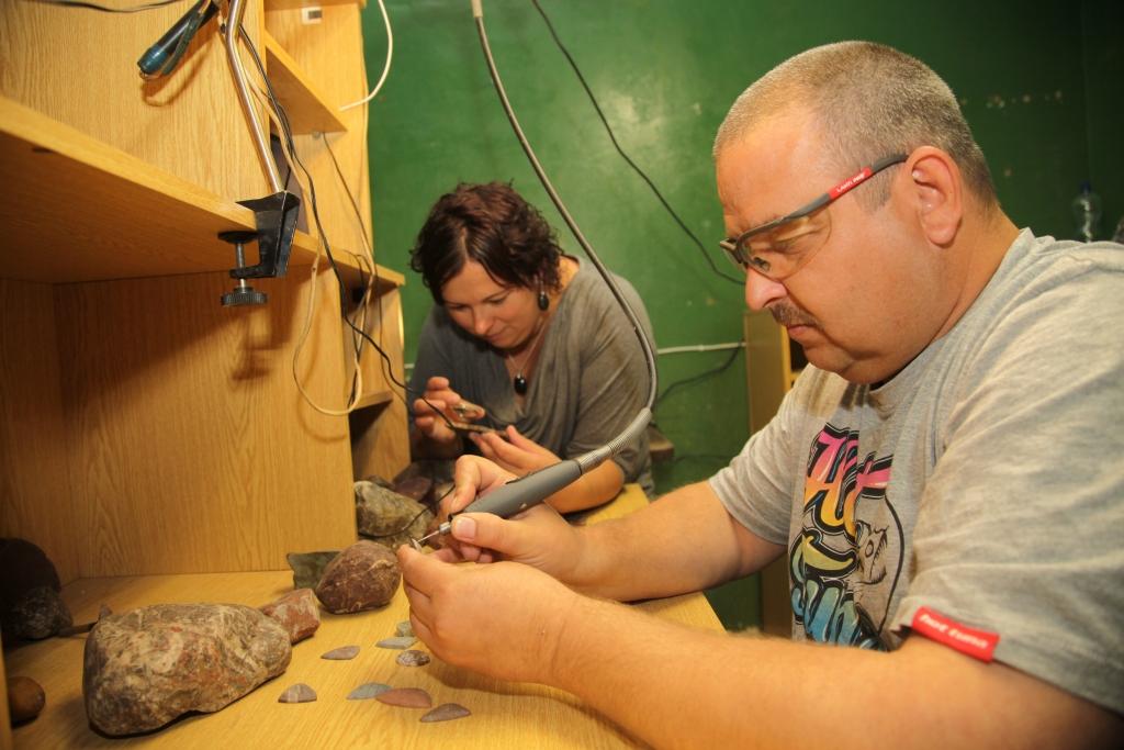 Ainis savas zināšanas jašmas apstrādē tālāk nodod arī sievai Anitai. 	
Autors: Gatis Bogdanovs