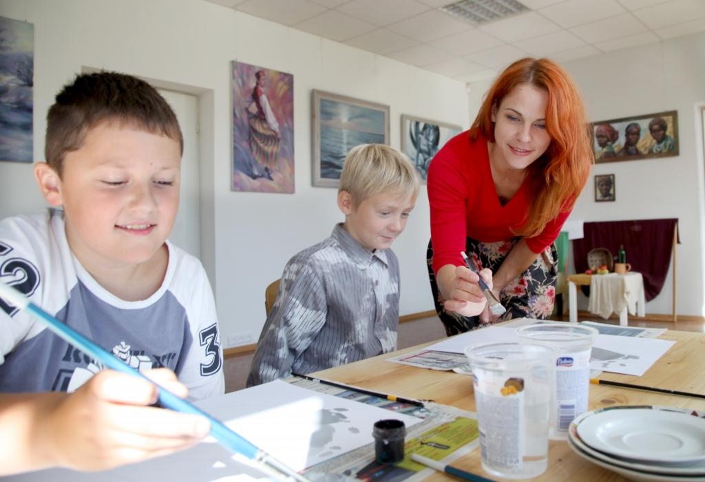 Šajā mācību gadā mākslas skolā darbu uzsākusi jauna pedagoģe Ilvija Juškeviča. Šobrīd skolas jaunajā izstāžu zālē ikviens tiek aicināts arī aplūkot jaunās pedagoģes un mākslinieces darbu izstādi “Dabas valstībā”. 	
Autors: Gatis Bogdanovs