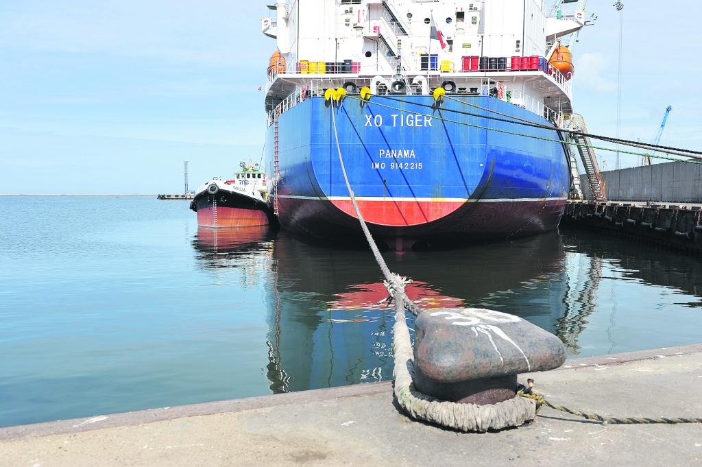 Ierodoties Liepājas ostā, “Panamax” kuģis nodod naftu saturošos ūdeņus atkritumu savācējkuģim. Tas savukārt bīstamos atkritumus nogādā ostas attīrīšanas iekārtās. Mēnesī ostā kuģi nodod aptuveni 500 kubikmetru piesārņoto ūdeņu.
Autors: AIVARS LIEPIŅŠ, DIENAS MEDIJI