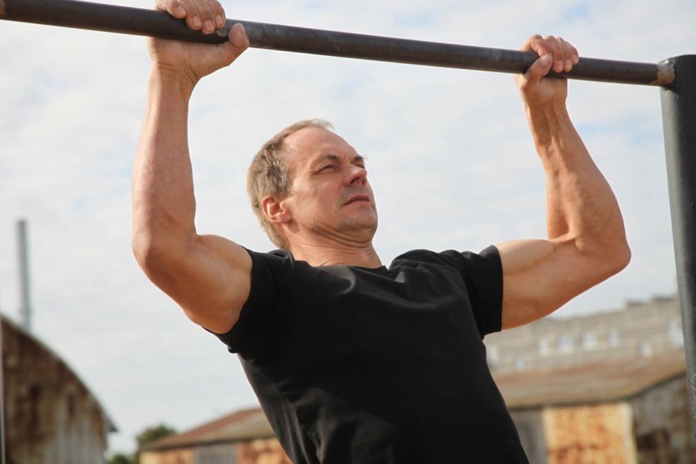 Vilnis Lamsteris uzstādīja savu personīgo rekordu, pievelkoties 41 reizi. Iepriekšējā Spēka dienā rezultāts bija 31 reize. Viņš atzina, ka savus spēkus pievelkoties pārbauda jau ceturto gadu pēc kārtas. Vilnis ikdienā nodarbojas ar sportu un vismaz reizi nedēļā pievelkas pie stieņa.
Autors: Gatis Bogdanovs