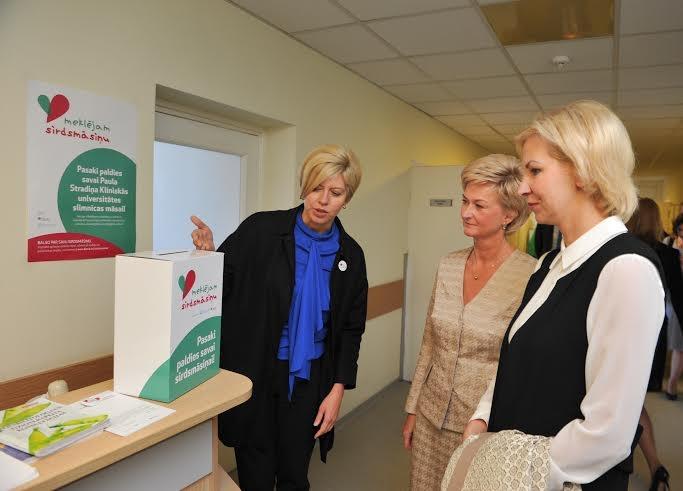 Līdz 10. decembrim noritēs akcija „Meklējam sirdsmāsiņu”, kuras laikā ar Rietumu Bankas labdarības fonda un laikraksta Diena informatīvo atbalstu, vairāku mēnešu garumā tiks noskaidrotas Paula Stradiņa Klīniskās universitātes slimnīcas sirsnīgākās un atsaucīgākās māsas. Akcijas noslēgumā janvārī 25 māsas tiks apbalvotas ar naudas prēmijām. Akcijas patronese ir Latvijas Valsts prezidenta kundze Iveta Vējone (attēla vidū).
Autors: Publicitātes foto
