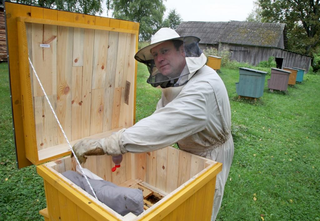 Bišu ērces Tālis Tabuns vairākkārt apkaro, izmantojot speciālus līdzekļus. 
Autors: Gatis Bogdanovs