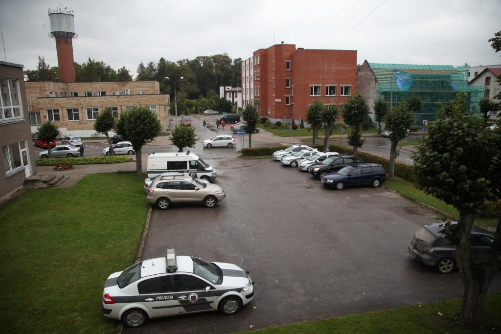 Autovadītājiem jārēķinās, ka šī stāvvieta tagad uz nenoteiktu laiku ir nodota policijas rīcībā un savas automašīnas jānovieto citur. 	
Autors: Gatis Bogdanovs