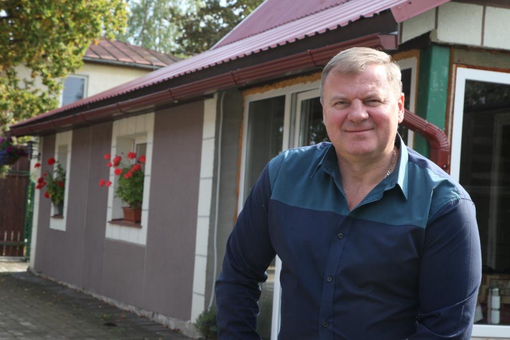 Kurš gan var pateikt, paskatoties uz Vijāru Griķi, ka viņš jau ir pensionārs? Viņš pats par to tikai smaida. Kā pensionārs nejūtas. Taču atzīst, ka pensija dod zināmu komforta un drošības sajūtu. Kaut klēpī rokas salicis viņš neplāno dzīvot. 	
Autors: Gatis Bogdanovs