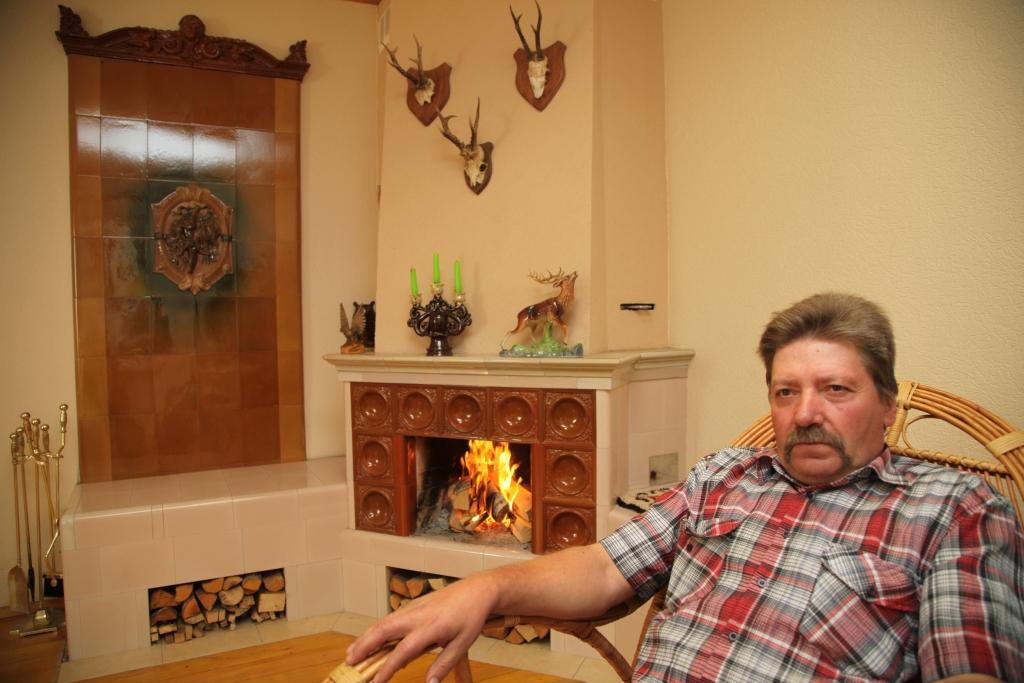 Krāšņu podnieks Ojārs Auzāns attēlā redzamo apsildes kompleksu, uzmūrējis kāda Stāķu iedzīvotāja mājoklī. “Uzskatu, ka tā ir mana gulbja dziesma,” saka meistars. 	
Autors: Gatis Bogdanovs 