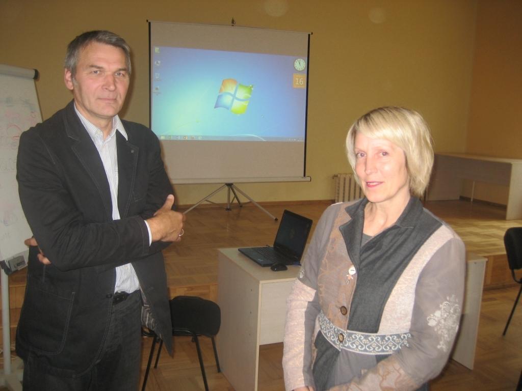 Oriģinālāks, globālāks, modernāks skatījumus! Pēc šādiem kritērijiem Gulbenes novada jauno zīmolu veido Jelgavas mākslinieki Ilmārs un Ilona Drīliņi. Viņi uzsvēra, ka jaunajam logo nav jāpatīk, tam ir jābūt atmiņā paliekošam. “Ir jāatstāj vieta vērotāja fantāzijai,” sacīja I.Drīliņš, kurš, starp citu, ir dzimis Gulbenē. 
Autors: Diāna Odumiņa