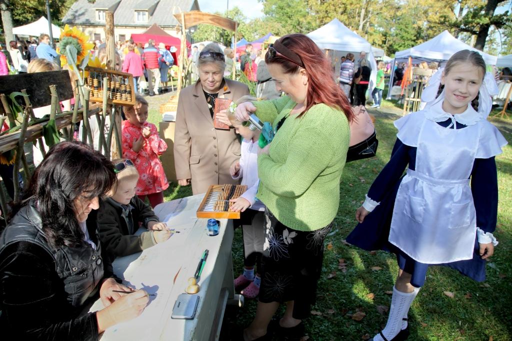 Arī mūsu pašu Druvienas sēta piesaistīja apmeklētāju uzmanību. Druvēnieši dziedāja un dejoja, cilvēkiem tika ļauts rakstīt ar spalvas kātu un ceptas pankūkas, tika gatavotas kokles un pīti klūgu groziņi. 
Autors: Gatis Bogdanovs