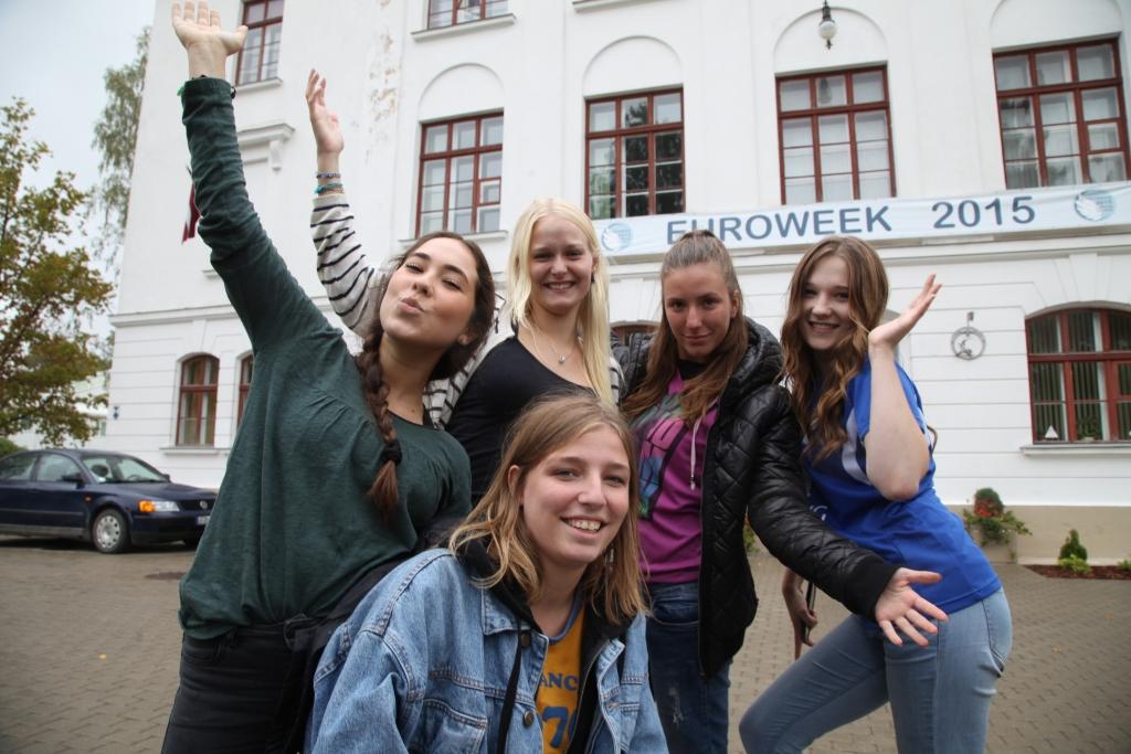 Itālietei Rebekai Nuti (no kreisās), dānietei Idai Forsbergai, slovākietei Patricijai Danišovičovai, latvietei Alisei Krukovskai un beļģietei Sašai Tibergīnai (priekšplānā) Gulbenē un Latvijā pavadītais laiks bija iespaidiem bagāts.  	
Autors: Gatis Bogdanovs