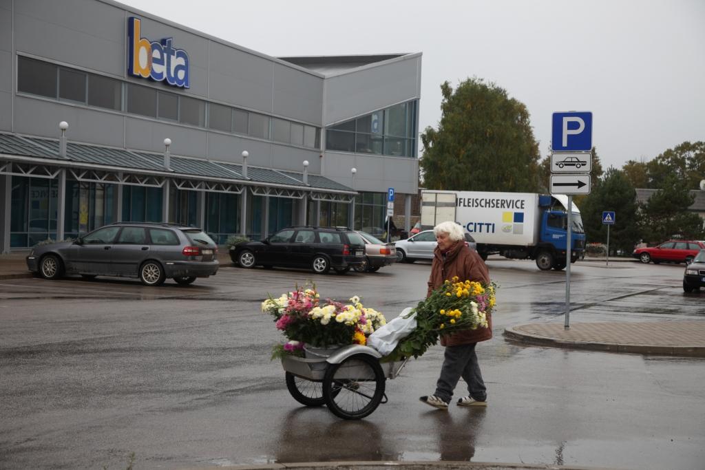 Savāda situācija. Gulbenē, pie veikala “Beta”, ir divas ielu tirdzniecības vietas. Vienu piedāvā pats veikals, otra, kas atrodas tālāk, aiz automašīnu stāvvietas, piedāvā pašvaldība. 	
Autors: Gatis Bogdanovs