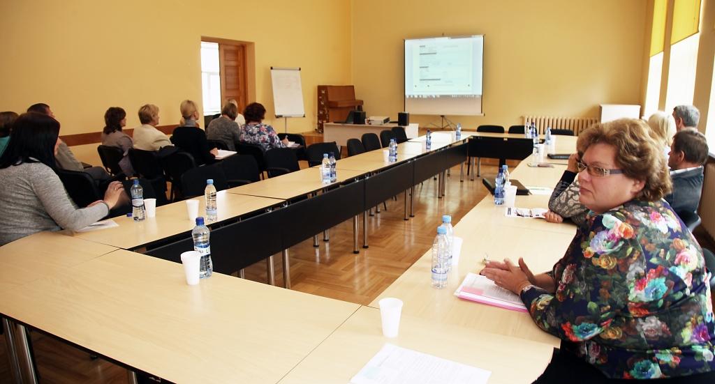 “Interesanti, jauna sistēma!” saistībā ar videokonferenci teica Druvienas pagasta pārvaldes vadītājs Juris Graumanis. Viņš un citi pilnvarotie, apliecinot vēlētāju parakstus, strādās elektroniski – ievadīs datus parakstu vākšanas sistēmā. Kā tas jādara, par to detalizēti tika stāstīts videokonferencē. 
Autors: Gatis Bogdanovs