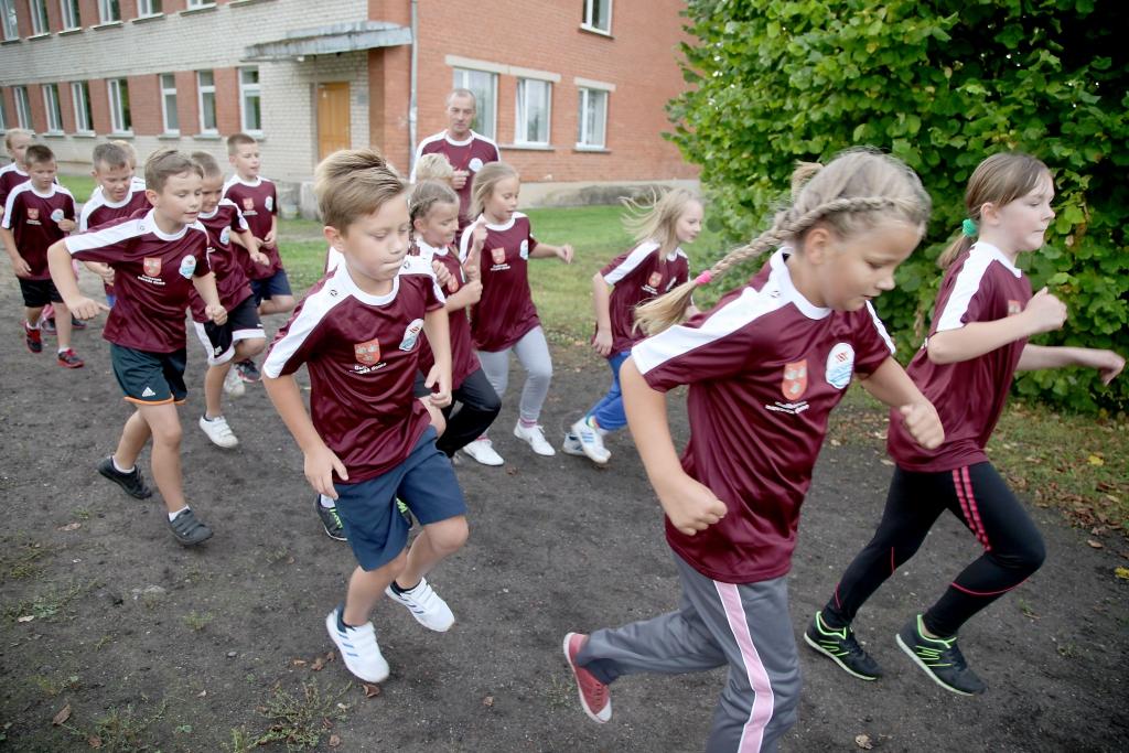 Sporta skolotājs Voldemārs Mezītis atzīst, ka skolēni ir centīgi un strādā ar lielu atdevi. Gan V.Mezītis, gan arī skolas direktore  Edīte Kanaviņa cer, ka šī centība un interese sportot nezudīs arī turpmāk. 	
Autors: Gatis Bogdanovs