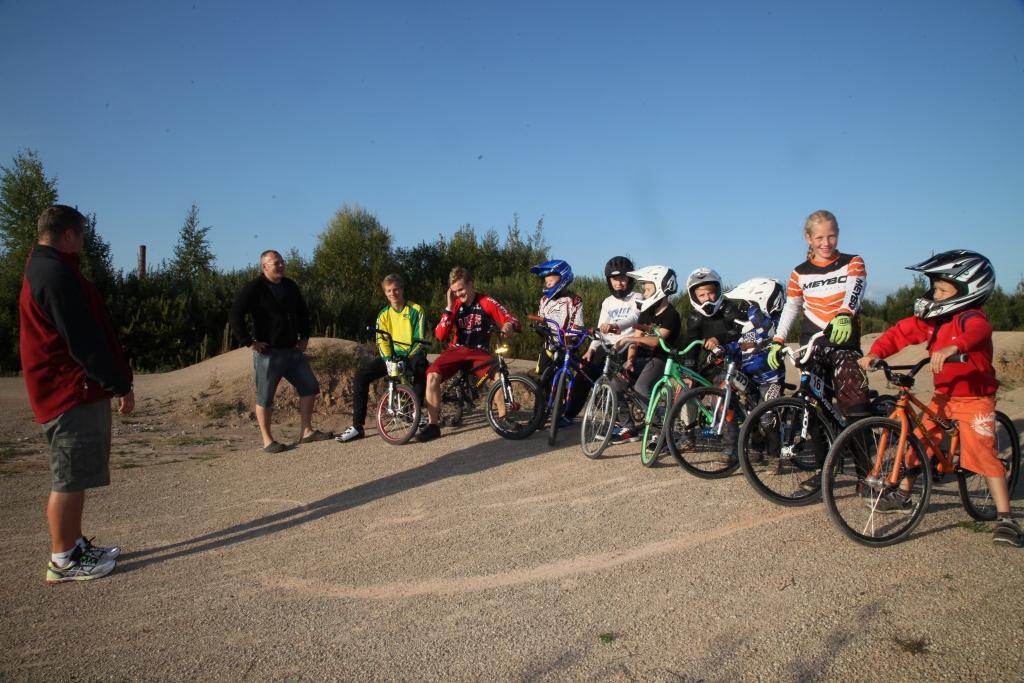 Valmieras treneris Olafs Lakučs (no kreisās), viesojoties Gulbenē, atzinīgi novērtēja izveidoto trasi, savukārt sportisti trasē rādīja dažādus paraugdemonstrējumus, par ko interesi izrādīja arī Gulbenes jaunieši. 	
Autors: Gatis Bogdanovs