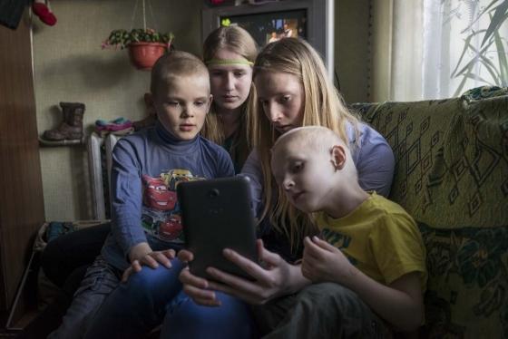 Pirms pieciem gadiem Iveta palika viena ar pieciem bērniem, no kuriem mazākais bija tikai dažus mēnešus vecs. Dzīvoja šaurā istabiņā vecā koka mājā ar stāvām kāpnēm, bija grūti ar naudu. Lauku skola ar internātu bija atbalsts, kādu, bērniem paliekot pilsētā, ģimene nesaņemtu.
Autors: Kaspars Goba