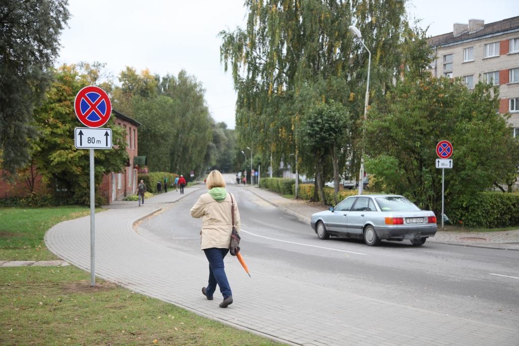 Iniciatīva par stāvēšanas aizliegumu šajā Skolas ielas posmā nākusi no pašiem iedzīvotājiem. Arī atbildīgās personas atzīst, ka šajā līkumā nereti radušās bīstamas situācijas. 		
Autors: Gatis Bogdanovs