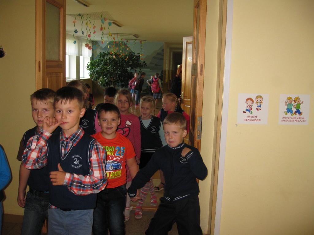 Brīvprātība un pašiniciatīva. Vadoties pēc šādiem principiem, Gulbenes 2.vidusskolā ir ieviesti iekšējās kārtības noteikumi. Uzlīmes uz sienām gaiteņos, klašu telpās vizuāli atgādina šos noteikumus. 	
Autors: Diāna Odumiņa