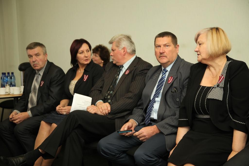 Novada domes Finanšu un ekonomikas nodaļas vadītāja Anna Pružinska (pirmā no labās) ir iesniegusi atlūgumu.
Autors: no arhīva