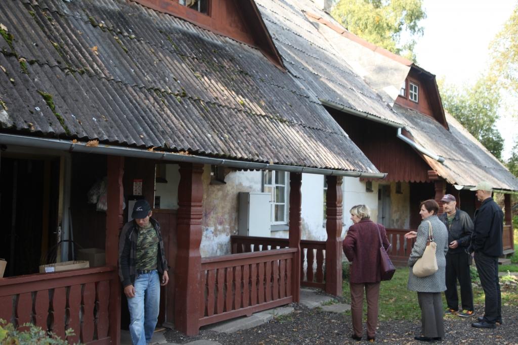 Valsts pieminekļu aizsardzības inspekcijas speciālisti Gulbenē veica kultūrvēsturisko objektu apsekojumu. Visvairāk tika diskutēts par sešām dzelzceļa ierēdņu kolonijas mājām Viestura ielā. Tās sakārtojot, Gulbenes pilsētā būtu par vienu tūrisma apskates objektu vairāk.
Autors: Gatis Bogdanovs