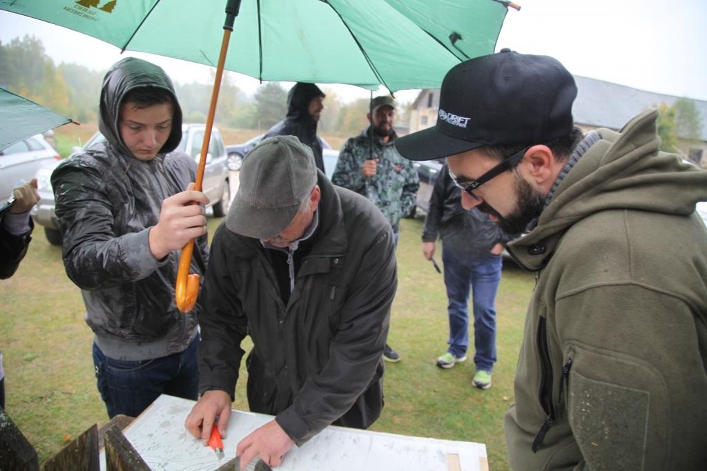 Mednieki skaita punktus. Izrādās, ka šaušanā pa stāvošu meža cūku 50 metru attālumā 1.vietu izcīnījis mednieku kluba “Lejasciems” pārstāvis Valērijs Olehnovičs (no labās). 	
Autors: Gatis Bogdanovs