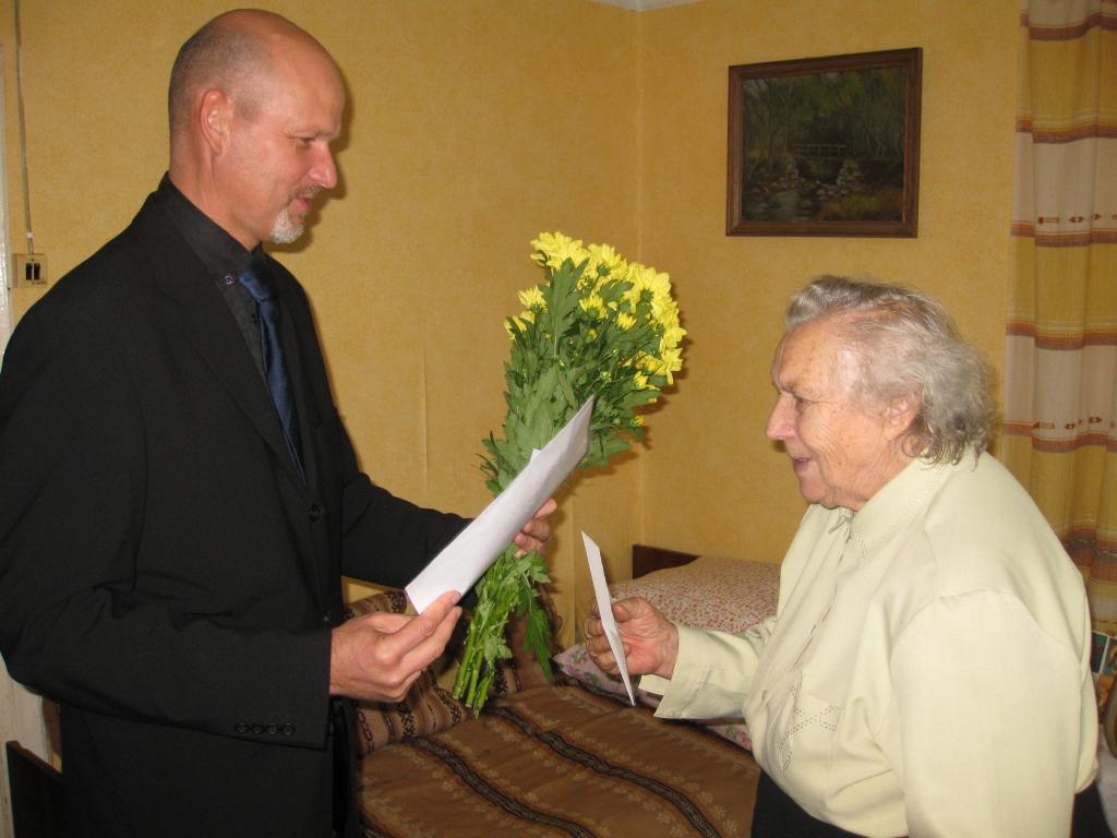 Broņislava Zelča par prieku ciemiņiem savā 90 gadu jubilejā nodziedāja garu dziesmu par Gauju, mīlestību un dzīvi. Gaviļniece joprojām zina daudz dziesmu. Arī Dieva dziesmas, kuras dziedātas jau bērnībā.
Autors: Diāna Odumiņa