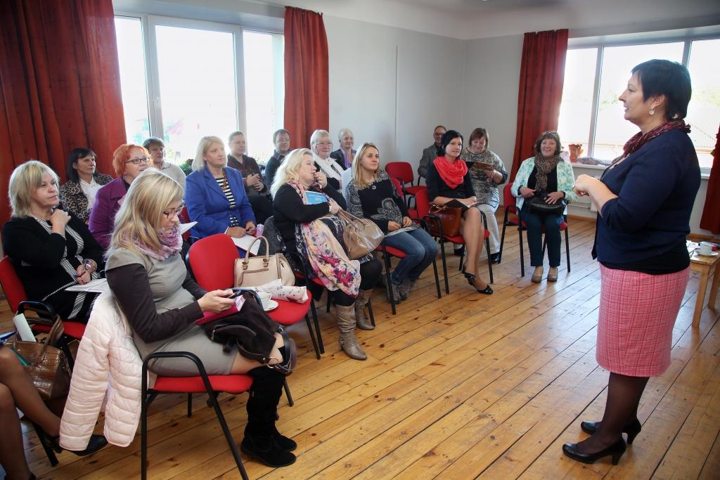 Septembra pēdējā dienā Gulbenes kultūras centrā sanāksmē pulcējās novada kultūras namu un tautas namu vadītāji, lai kopā ar Gulbenes novada domes Izglītības, kultūras un sporta nodaļas vecāko konsultanti Edīti Siļķēnu runātu par galvenajiem kultūras dzīves uzdevumiem jaunajā darba sezonā, amatiermākslas kolektīvu darbību, kā arī kultūras darbinieku izglītošanās iespējām.	
Autors: Gatis Bogdanovs