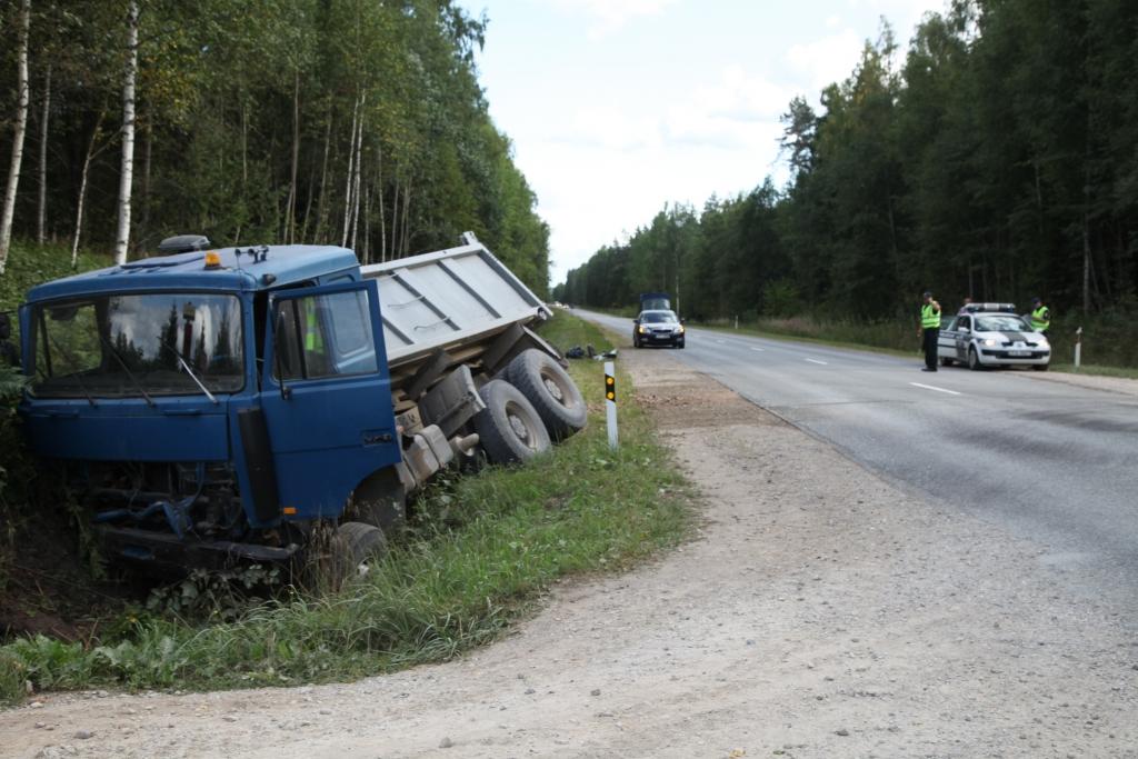 1967.gadā dzimis vīrietis, vadot Smiltenes uzņēmuma kravas automašīnu MAZ, izbrauca no mazāk svarīga ceļa un nepalaida pa galveno ceļu braucošo automašīnu 