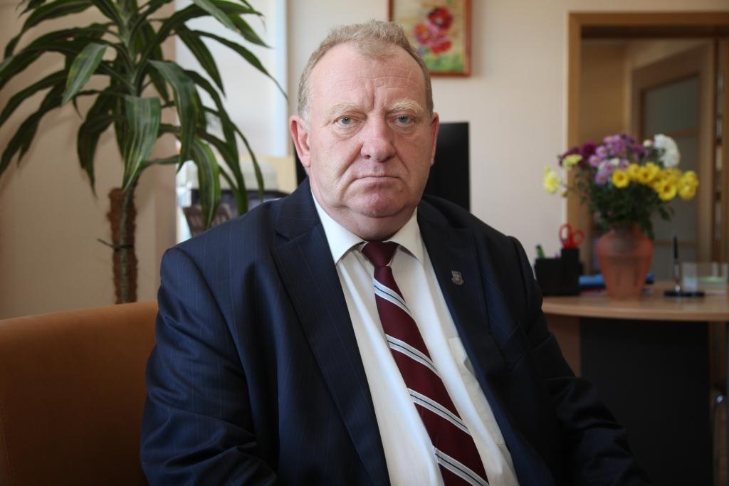 Lokālpatriotisms. Tas piemīt Andrim Apinītim līdzās pilsoniskajai apziņai, cieņai un mīlestībai uz savu valsti. Lokālpatriotisma lobēšana ir arī viņa pārstāvētās partijas - “Reģionu alianses” - uzstādījums. 
Autors: Gatis Bogdanovs