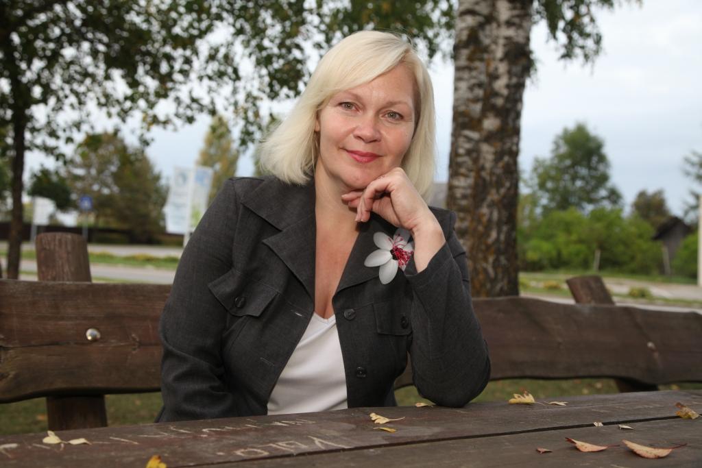 “Arī man nav sveša rudens nostalģija, bet, kad atveru klases vai mēģinājumu telpas durvis, aiz kurām priekšā ir bērni, tai nav laika ļauties. Pie bērniem ir jāiet tādam, kāds esi, lai viņi nedomātu, ka skolotājs ir no azbesta, ka viņam nekas nerūp, nekas nesāp,” saka Gulbenes vidusskolas skolotāja Daiga Tipāne.  
Autors: Gatis Bogdanovs