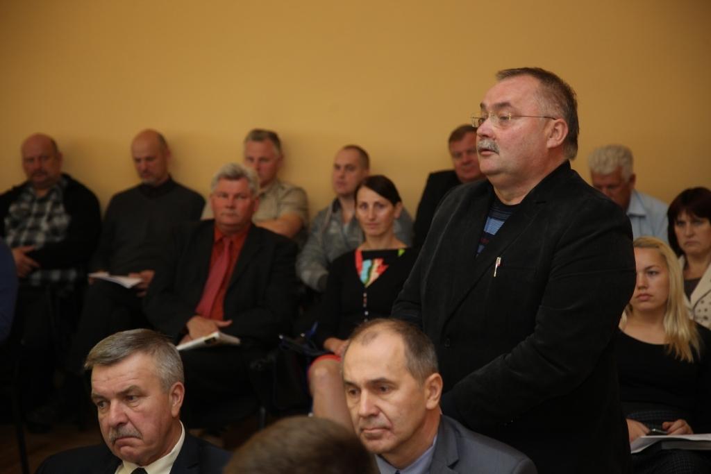 Gulbenes sporta skolas direktors Māris Čakars cer, ka, gādājot jaunu autobusu skolai, būs iespēja pretendēt uz finansiālu atbalstu 14 200 eiro apmērā, ko piedāvā Latvijas Olimpiskā komiteja. 
Autors: Gatis Bogdanovs