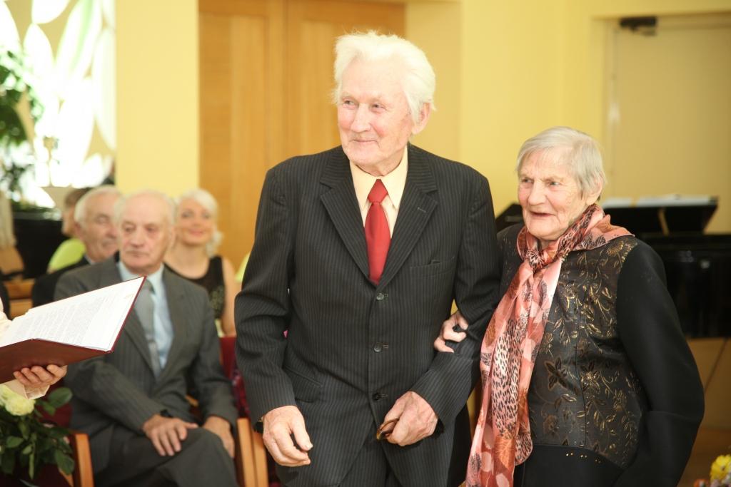 Gulbenes kultūras centrā pagājušajā sestdienā piekto gadu tika godināti astoņpadsmit novada pāri, kuri kopā nodzīvojuši 60, 55 un 50 gadus, lai svinētu Dimanta, Smaragda un Zelta kāzas. Kopumā novadā nozīmīgas kāzu jubilejas šogad svin 46 pāri, bet dažādu objektīvu apstākļu dēļ ne visi varēja ierasties. Tie tiks apsveikti viņu dzīvesvietās. Dimanta ābeli par 60 savas mīlestības gadiem saņēma Skaidrīte un Jēkabs Puķīši no Stāmerienas pagasta. Viņi savu laulību reģistrējuši 1955.gada 26.augustā. Tuvinieki par Skaidrīti un Jēkabu saka, ka redzot viņus kopā gan ikdienā, gan svētkos visam pāri staro divu cilvēku mīlestība. 	
Autors: Gatis Bogdanovs