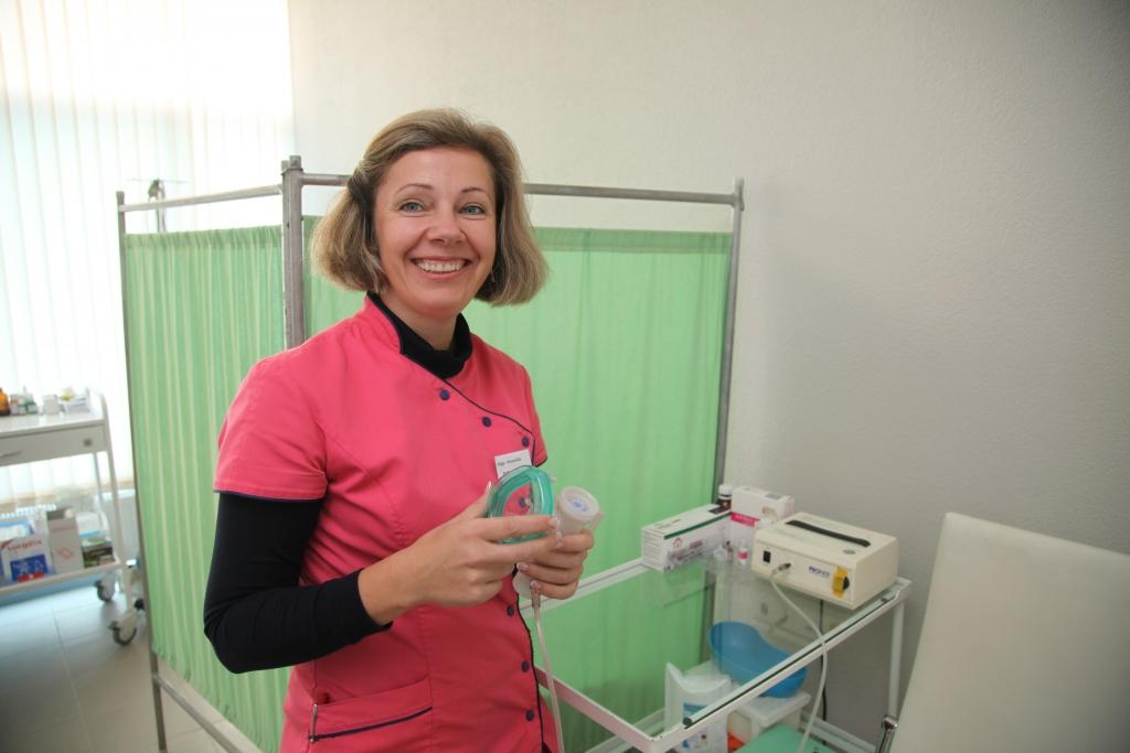Ģimenes ārstes Ievas Grīnšteines medicīnas māsa Olga Vinceviča atzīst, ka ar jauno aprīkojumu strādāt būs patīkami.
Autors: Evita Brokāne