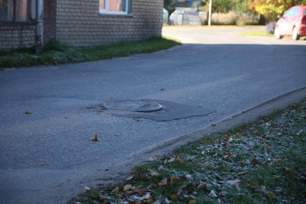 “Bail par Viestura ielas bērnu drošību un kauns no ciemiņiem. Pa ceļam Viestura ielā taču var pazaudēt automašīnas bamperu!” “Dzirkstelei” žēlojas Viestura ielas iedzīvotāji.
Autors: Ginta Alberte