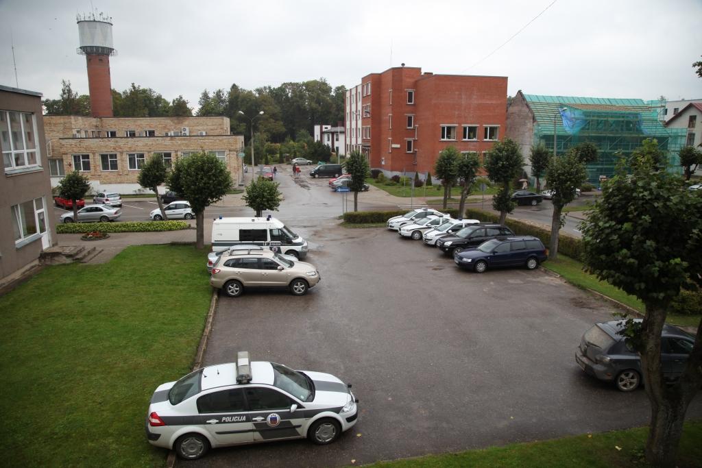 Septembra vidū Ozolu ielas stāvlaukumā pie novada domes tiks izvietotas ceļa zīmes: aizlieguma zīme Nr.301 “Iebraukt aizliegts” un norādījuma zīme Nr.532 “Stāvvieta” ar skaidrojumu “Policijas transportam”.
Autors: no Dzirksteles arhīva