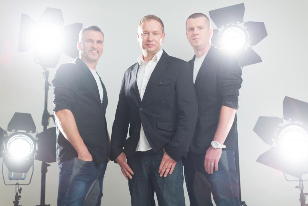 Grupa “Tranzīts” šogad svin savu 20 gadu jubileju. Par godu tam 16.oktobrī pie klausītājiem nonāks grupas astotais albums “Tauriņa efekts”. Grupai paredzēta koncerttūre pa visu Latviju. Koncerts būs arī Gulbenē. “Sākumā, kas bija uz sirds, tas nāca ārā. Manuprāt, muzikantam jābūt tādam, kas sevi visu atdod mākslai. Sevi gan nevaru saukt par mākslinieku, esmu amatnieks – “klūdziņu pinējs”. Pinu savus “groziņus”. Dažreiz tie sanāk skaisti. Deju mūzikā un populārajā mūzikā cilvēkiem gribas skaistus vārdus, tomēr es vienmēr cenšos savā mūzikā ietvert jēgu. Gribu dzīvot saskaņā ar sevi. Ja tur nav jēgas, tad nav vērts,” atklāj Ralfs.
Autors: no personiskā arhīva