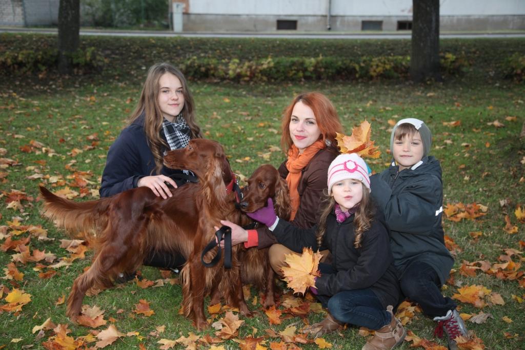 Ilvija Juškeviča labprāt dodas pastaigās pa Gulbenes parkiem ar saviem bērniem Gerdu, Danielu Kristu, Laumu Astreju. Līdzi tiek ņemtas arī suņu meitenes, kurām ir interesanti vārdi - Tawnya un Terrence Nigharm Wollat. 
Autors: Evita Brokāne