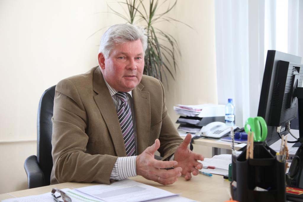 Gulbenes novada domes Izglītības un sporta nodaļas vadītājs Arnis Šķēls uzskata, ka joprojām nav skaidrības par jauno pedagogu finansēšanas modeli, kurš ir atbalstāms, ja vien tajā nebūtu daudz riska momentu. 		
Autors: Evita Brokāne