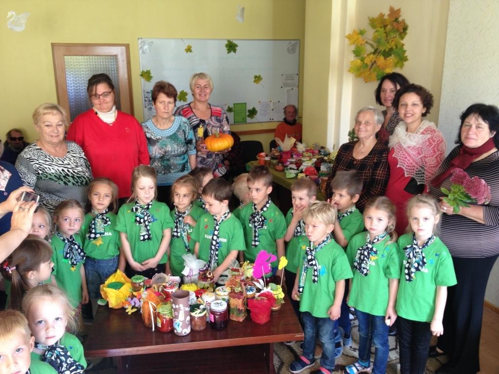 Starptautiskās veco ļaužu dienas noskaņā Gulbenes senioru māju iemītniekus mīļi sveica pilsētas bērnudārza “Rūķītis” audzēkņi, dāvinot 116 izrotātas ievārījuma un konservējumu burciņas. 
Autors: no personiskā arhīva