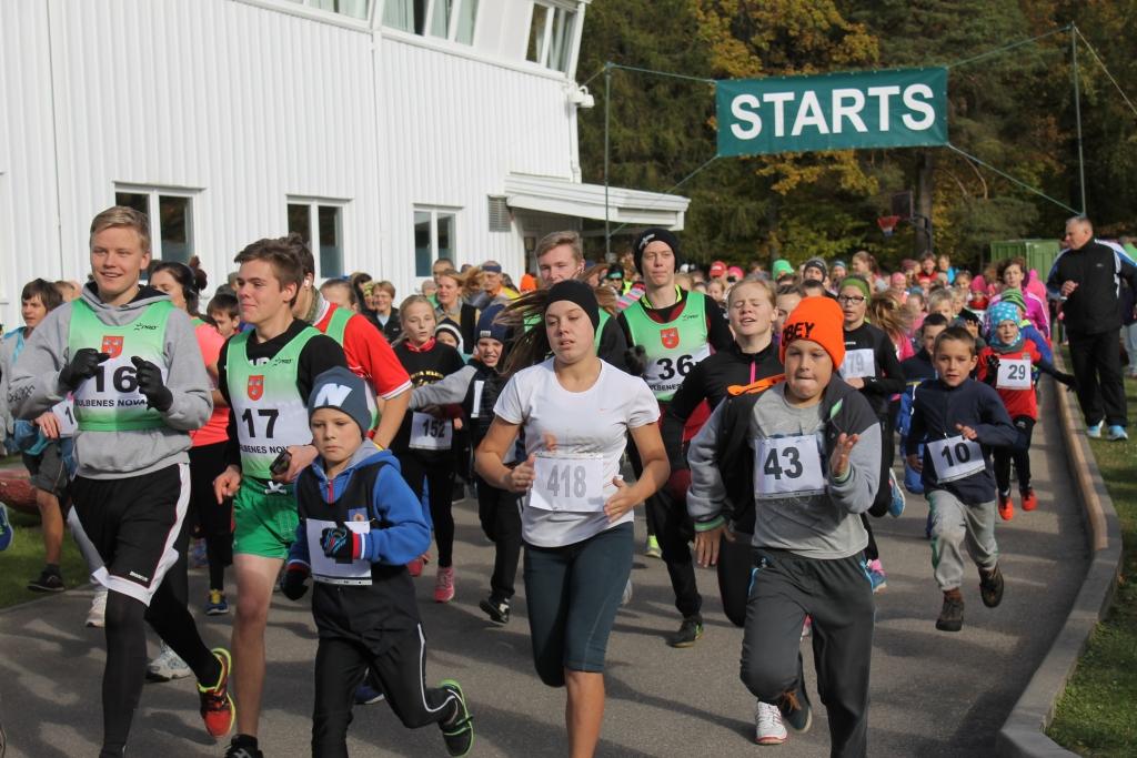 Svētdien jau desmito reizi pie Gulbenes sporta centra norisinājās tradicionālais tautas skrējiens „Gulbenes apļi”. Pasākums pulcēja vairāk nekā 250 skrējējus un 25 soļotājus. Tautas skrējienā „Gulbenes apļi” šogad finiša līniju 3 (2,7) kilometru distancē sasniedza 175 skrējēji, savukārt 6 (5,4) kilometru distanci pieveica 39 dalībnieki, bet visgarāko 9 (8,1) kilometru distanci pieveica 14 sportisti. 	
Autors: Ziedonis Lazdiņš